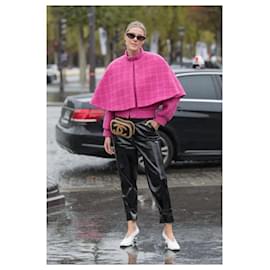 Chanel-Nouvelle veste cape en tweed emblématique de la collection automne 2019.-Rose