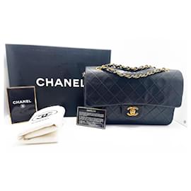 Chanel-Bolso clásico de Chanel en cuero de cordero negro y metal dorado chapado en oro.-Negro