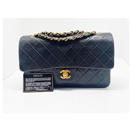 Chanel-Bolso clásico de Chanel en cuero de cordero negro y metal dorado chapado en oro.-Negro