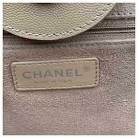 Chanel-Beigefarbene Deauville Tote-Umhängetasche aus Kaviarleder mit Nieten-Beige