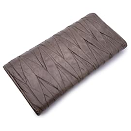 Miu Miu-Bolsa carteira com aba continental em couro taupe matelassé-Cinza