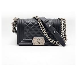 Chanel-Bolsa de mão Chanel Small Boy com acabamento em metal rutenio preto.-Preto