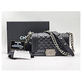 Chanel-Bolsa de mão Chanel Small Boy com acabamento em metal rutenio preto.-Preto