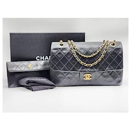 Chanel-Borsa a tracolla grande Chanel Timeless Classic con pochette-Nero