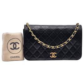 Chanel-Cartera con cadena de solapa única clásica atemporal de Chanel.-Negro