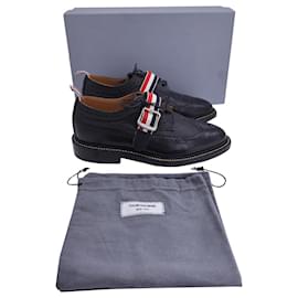 Thom Browne-Zapatos brogue de ala larga con correa de grosgrain de Thom Browne en cuero negro-Negro