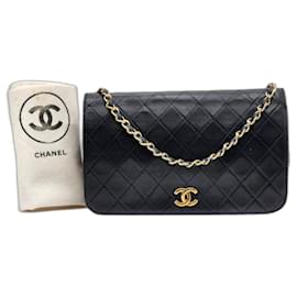 Chanel-Billetera con cadena de solapa única clásica atemporal de Chanel.-Negro
