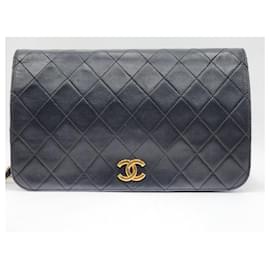 Chanel-Portefeuille à rabat unique et intemporel de Chanel sur chaîne-Noir