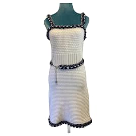 Chanel-Robe blanche Chanel de la collection Printemps/Été 2014 avec bordure embellie de chaînes tricotées et ceinture, taille 38.-Noir,Argenté,Blanc,Gris