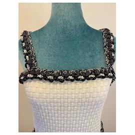 Chanel-Robe blanche Chanel de la collection Printemps/Été 2014 avec bordure embellie de chaînes tricotées et ceinture, taille 38.-Noir,Argenté,Blanc,Gris