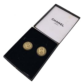 Chanel-Pendientes de clip con logotipo CC en relieve redondo de metal dorado vintage-Dorado