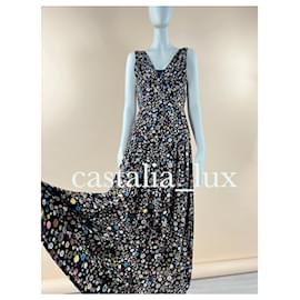 Chanel-Vestido Maxi de Seda con Logo CC por 13,000 dólares.-Multicolor