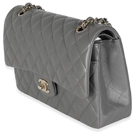 Chanel-Chanel 22Un sac à rabat doublé classique en cuir d'agneau matelassé gris-Gris