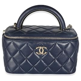 Chanel-Neceser Chanel de piel de cordero acolchada azul marino con asa superior y cadena-Azul