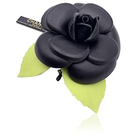 Chanel-Broche de pin de flor de camelia de cuero negro vintage-Negro