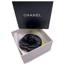 Chanel-Broche de pin de flor de camelia de cuero negro vintage-Negro