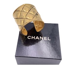 Chanel-Bracelet manchette large matelassé en métal doré vintage-Doré