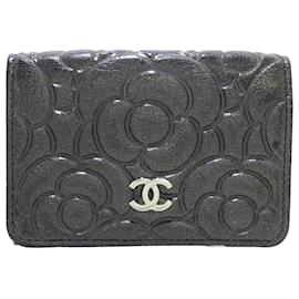 Chanel-Chanel - Dreifach gefaltete Geldbörse aus Ziegenleder in Kamelie-Optik in Schwarz-Schwarz