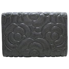 Chanel-Portefeuille à trois volets en cuir de chèvre camélia noir Chanel-Noir