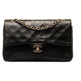 Chanel-Chanel Bolso de hombro de cuero con bolso con solapa forrado clásico mediano en buen estado-Otro