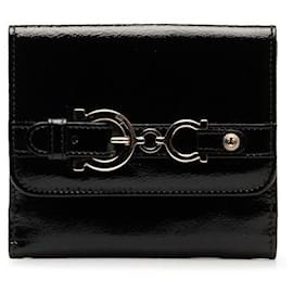 Salvatore Ferragamo-Zweifach gefaltete Brieftasche aus Gancini-Lackleder-Andere