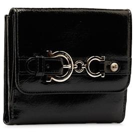 Salvatore Ferragamo-Zweifach gefaltete Brieftasche aus Gancini-Lackleder-Andere