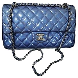 Chanel-Bolso clásico de doble solapa en cuero azul patente de Chanel.-Azul