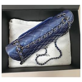 Chanel-Bolso clásico de doble solapa en cuero azul patente de Chanel.-Azul