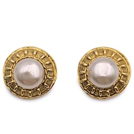Chanel-Vintage Round Gold Metal Pearl Clip On Cabochon Earrings-Golden