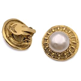 Chanel-Vintage Round Gold Metal Pearl Clip On Cabochon Earrings-Golden