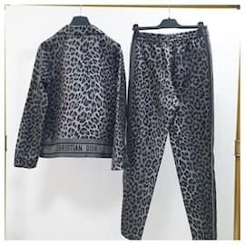 Christian Dior-Traje de pantalón estampado de leopardo en gris de Dior.-Multicolor