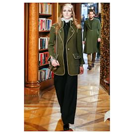 Chanel-Novo casaco de tweed com botões de joia da passarela Kris Jenner-Verde