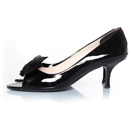 Prada-Prada, zapatos de tacón con lazo de charol-Negro
