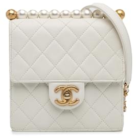 Chanel-Solapa de perlas elegantes pequeñas de piel de cordero blanca Chanel-Blanco