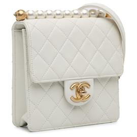 Chanel-Solapa de perlas elegantes pequeñas de piel de cordero blanca Chanel-Blanco