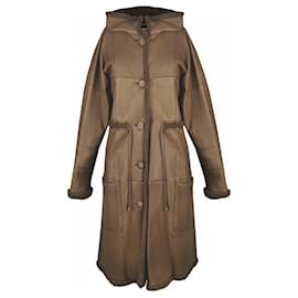 Chanel-Manteau en peau lainée avec boutons en CC à 14 000 $.-Marron