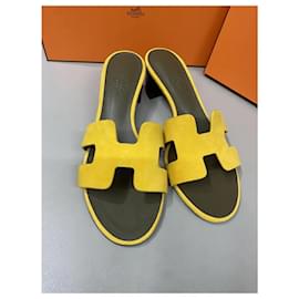 Hermès-Sandalias Hermes Oasis con tacón emblemáticas de la Maison en gamuza de cabrito amarillo.-Amarillo
