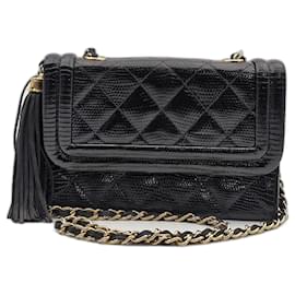 Chanel-Bolso bandolera de cuero de lagarto con flecos acolchado Chanel-Negro