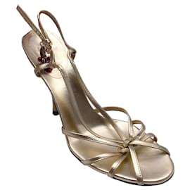 Autre Marque-Sandálias de couro com tiras decoradas com charme metálico dourado Gucci-Dourado