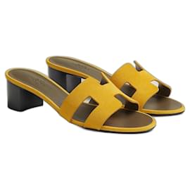 Hermès-sandálias Hermes Oasis amarelo topázio em camurça de cabra, com acabamento em corte vivo.-Amarelo,Verde escuro