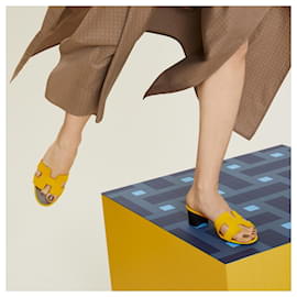 Hermès-sandalias Hermes Oasis en amarillo topacio, en gamuza de cabrito, con borde cortado vivo.-Amarillo,Verde oscuro