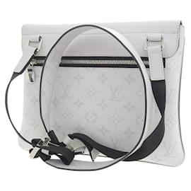 Louis Vuitton-Louis Vuitton Monogram Taigarama Outdoor Flap Messenger Bag Toile Sac à bandoulière M30411 In excellent condition-Autre