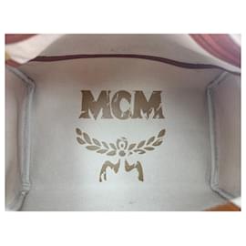 MCM-Sac à main MCM Boston Bag 30 Visetos, sac à main à poignée cognac + pendentif en os.-Cognac