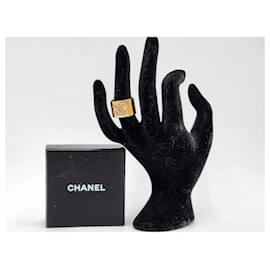 Chanel-Anillo Chanel Vintage con incrustaciones de estrás y baño de oro CC.-Gold hardware