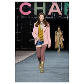 Chanel-Novo Casaco de Tweed com Botões de Jóias CC da Passarela de Outono de 2022-Rosa