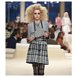 Chanel-Jaqueta de tweed icônica no estilo Gigi Hadid por 9 mil dólares.-Preto