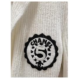 Chanel-Maglioni di lana-Giallo