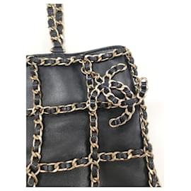 Chanel-Sac fourre-tout noir en cage Chanel 20C rare avec quincaillerie dorée.-Noir