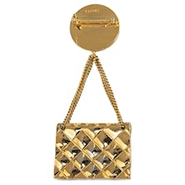 Chanel-Broche Chanel Gold CC com aba acolchoada-Dourado