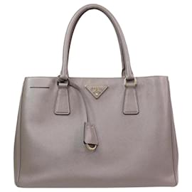 Prada-Mittelgroße Galleria-Tasche aus Saffiano-Leder in Grau mit Tragegriff-Grau